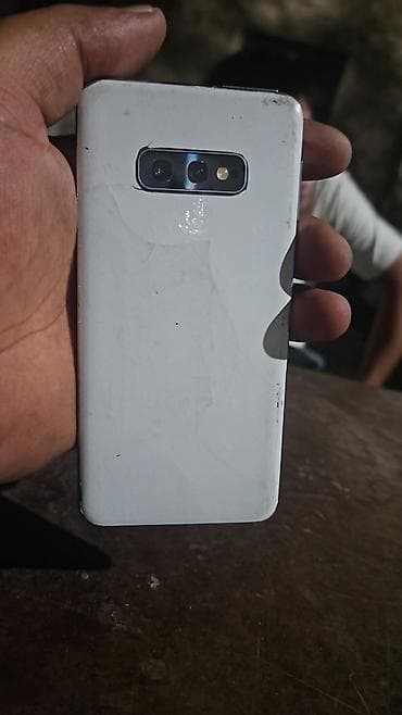 iphone x10: Смартфон Samsung Galaxy S10e, белый - Компактный корпус с плоским — 2