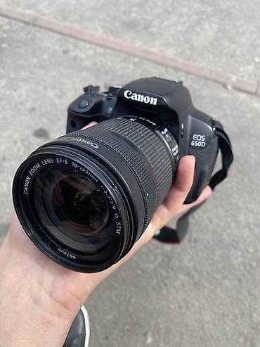 фото камеры: Зеркальная камера Canon EOS 650D с универсальным зум-объективом Canon — 1
