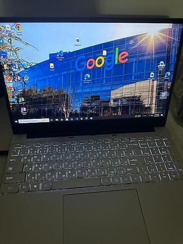 microsoft surface pro: Ноутбук 15.6" серебристого цвета с тонкими рамками экрана. Клавиатура — 2