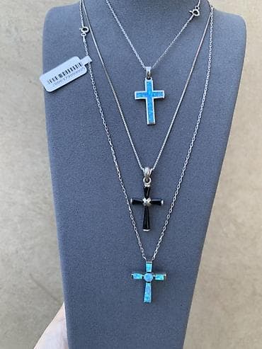Личные вещи: Подвески-кресты и цепочки из серебристого металла. - Разнообразие — 1