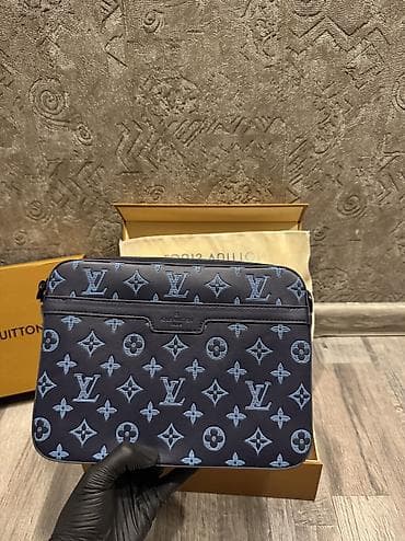 Барсетки: Барсетка, Louis Vuitton, Материал: Экокожа, Множество карманов, Регулируемый ремень, Съёмный ремень, Новый — 5