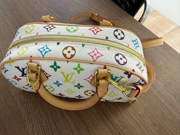 сумка женская большая брендовая: Сумка через плечо с короткими ручками, белая с фирменным разноцветным — 3