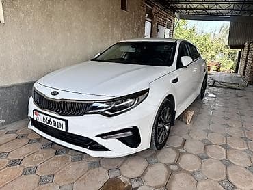 Kia к5 (рестайлинг), белый седан бизнес-класса. Посуточно автомобили — 1