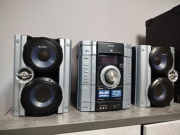 Продаю недорого SONY музыкальный центр есть AUX есть и другие муз