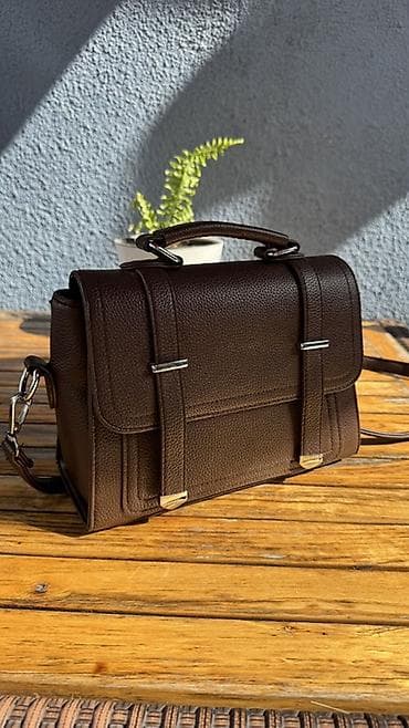 Женская сумка, темно-коричневая. Небольшая. Сумка выполнена из