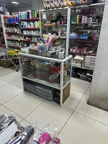 Торговое оборудование: Стеклянная торговая витрина
8000 сом за обе 
Торг имеется — 3