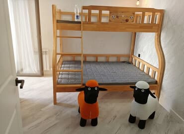 Двухъярусная деревянная кровать с лестницей и защитными бортиками. -