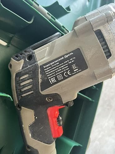 Электрическая дрель УРАГАН УГР-10700 в кейсе. Состояние хорошее — 2