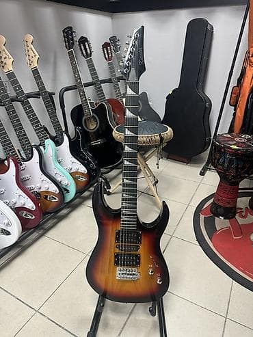 другие музыкальные инструменты: Электрогитара в комплекте струны, плотный чехол, 3 медиатора, ремень — 1