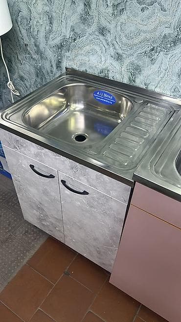 Кухонная мойка из нержавеющей стали с крылом для сушки посуды. -