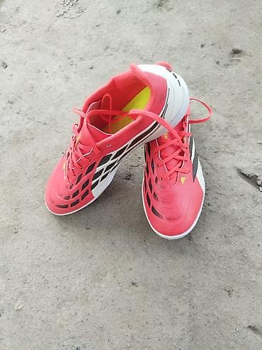 Спорт и хобби: Футбольные бутсы Adidas Predator (линиейка Predator, надписи PREDATOR — 1