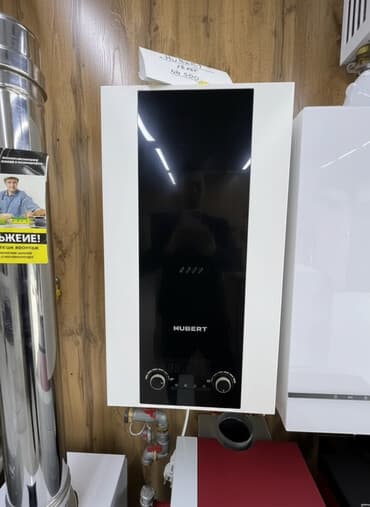 напольные газовые котлы: Настенный газовый котел Hubert в белом корпусе с черной панелью — 1