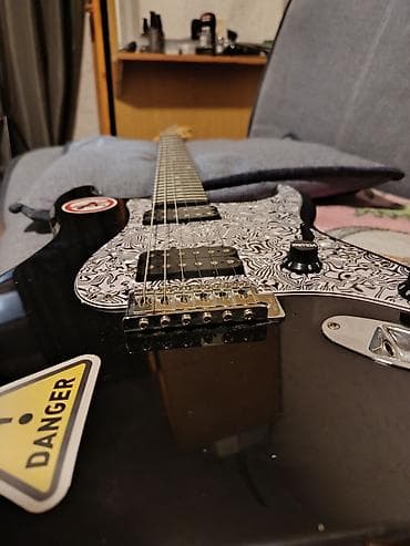 Электрогитара формата Strat-style, черный глянцевый корпус с at lalafo.kg Электрогитара формата Strat-style, черный глянцевый корпус с