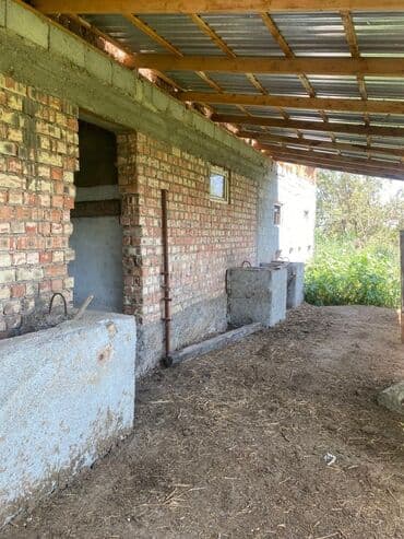 сдаю дом без хозяин: Сдается помещение 1500тыс КВ м имеются 3 сарая 1навес 1конюшня — 22