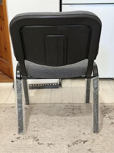 стул металлический с мягким сиденьем: Офисные стулья "Изо", новые. Осталось 5 шт: черные - 3 шт; серые 2 — 4