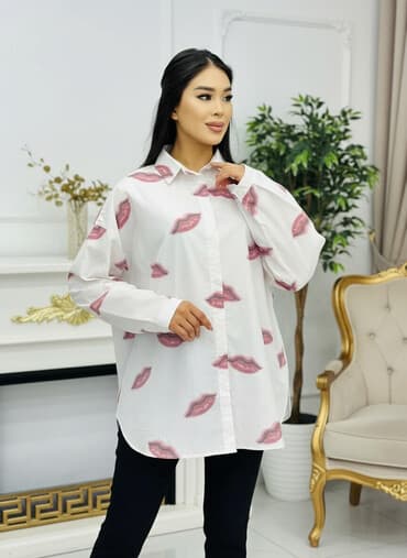 губ: Рубашка оверсайз с оригинальным принтом в виде губ, выполненная в — 2