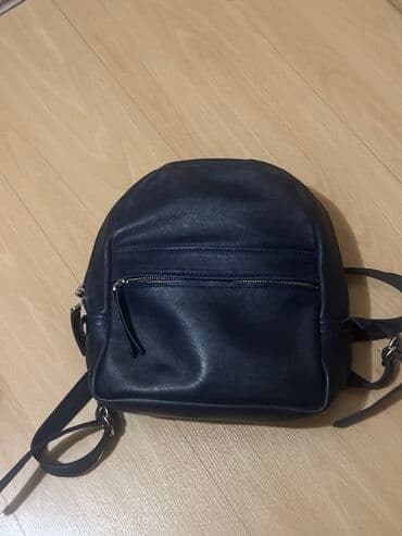 рюкзак удобный: Продам кожаные рюкзаки. В хорошем состоянии. Коричневая-1000сом, синяя — 3