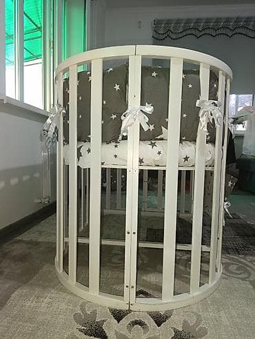 бортики в кроватки с: Детская кроватка-манеж овальной формы с мягким защитным бортиком - — 4