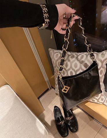 сумки бананки: Сумка-хобо из черной глянцевой эко-кожи с металлической фурнитурой — 2