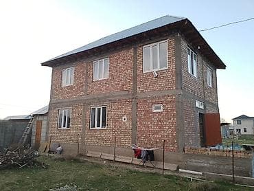 Двухэтажный кирпичный дом с мансардной кровлей из металлопрофиля