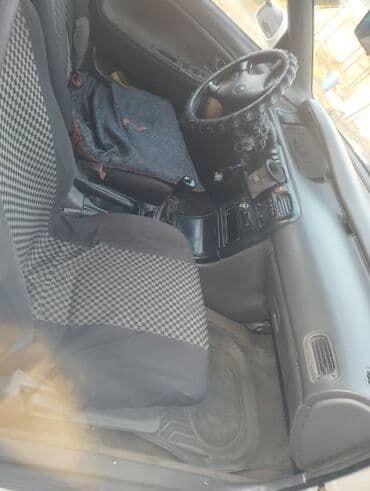 двухместная машина: Mazda 626: 1992 г., 2 л, Механика, Бензин, Седан — 4