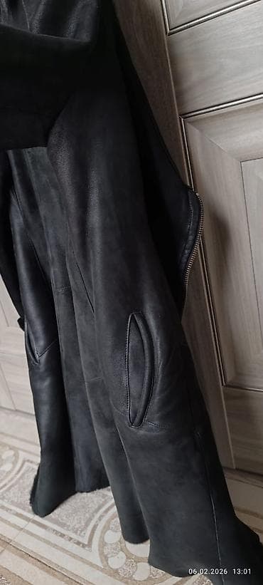 платья женская: Женская длинная дублёнка черного цвета. 44-46 размер - Материал — 3