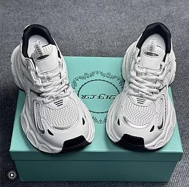 nike react: Белые кроссовки в массивном современном дизайне. Модель выполнена с — 1