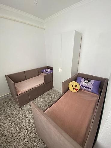 Продажа домов: Планировка и отделка: - Светлая комната с большим ковром с — 9