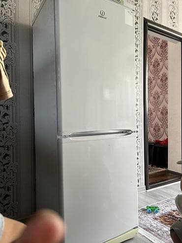 Холодильник Indesit, Б/у, Двухкамерный