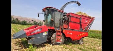 Кукурузоуборочный комбайн с измельчением и собственным бункером -