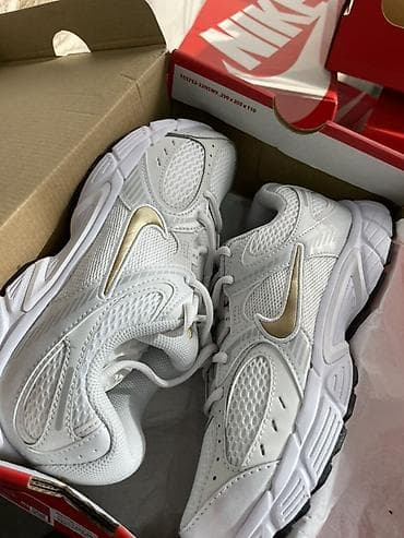 крассовки найк: Кроссовки Nike (модель в беговом стиле) — белые с золотым Swoosh. - — 3
