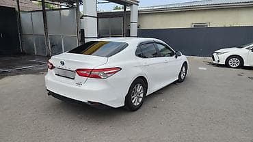 70: Toyota Camry: 2018 г., Гибрид — 4