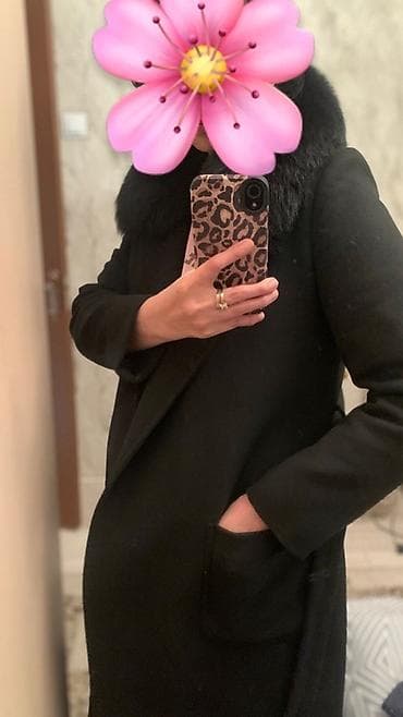 Жеке буюмдар: Женское черное пальто классического кроя с объемным меховым — 10