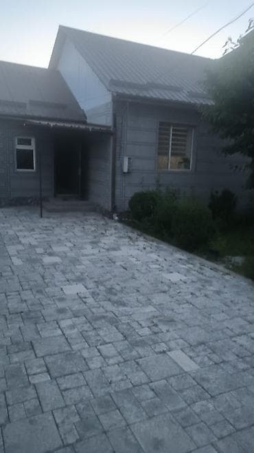 Сдаётся частный дом с мощёным двором и садовой зоной. Основные