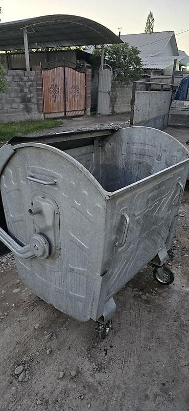 кантанер: Металлический контейнер для ТКО на колесах. - Объем: примерно 2 м³ — 5