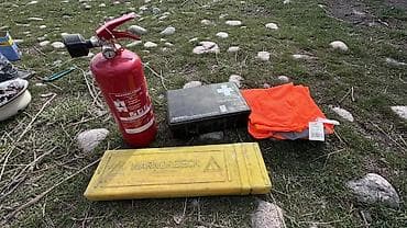 глушитель на авто: Автомобильный комплект безопасности Состав: - Огнетушитель пенный — 1