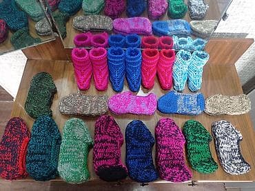 Жеке буюмдар: Продаются следки и пинетки ручной работы,разных размеров и цветов — 1