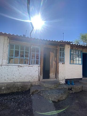 продаю дом в киргизии 1: Одноэтажный сельский дом с верандой и двумя изолированными комнатами — 1