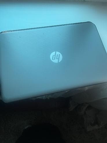 HP ноутбук 15" - Корпус серебристого цвета с логотипом HP - Экран
