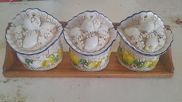 чехлы для ножей: Набор декоративных керамических баночек с крышками на деревянной — 2