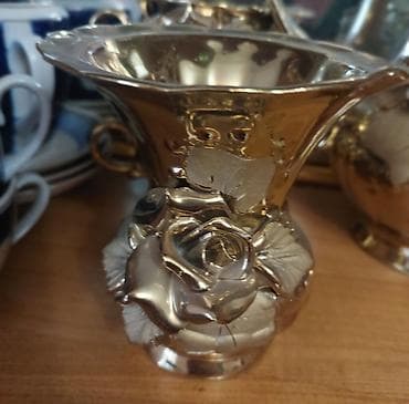 барокко: Чайный сервиз с рельефными розами, золотистая глазурь Состав набора — 2