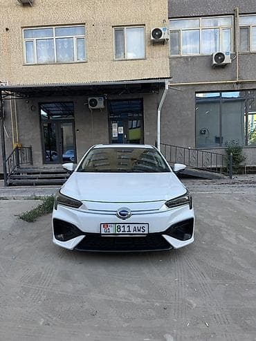 диске: GAC Aion S (седан, белый) Электрический седан с современным дизайном — 1
