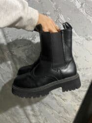 кышкы бут кийимдер: Черные женские ботинки-челси на массивной протекторной подошве. - — 3