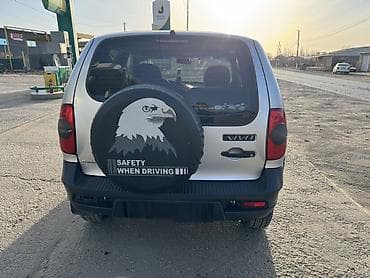сапат бетон: Chevrolet Niva: 2011 г., 1.7 л, Кол менен иштөөчү, Бензин, Кроссовер — 2