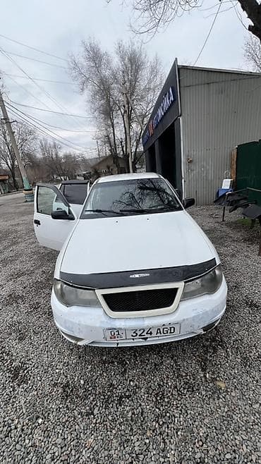 lada 2113: Автомобиль седан белого цвета. Основные характеристики: - Кузов — 3