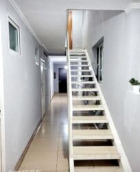 срочно продаётся 1 комнатная квартира в районе шлагбаум по улице кенсуйская 17 пересекает интергельпо: Студия, Душевая кабина, Постельное белье, Кондиционер — 4