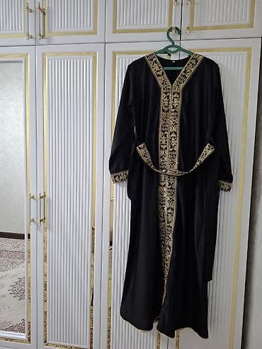 черный плащ: Элегантная длинная накидка/абайя черного цвета с богатой золотистой — 4