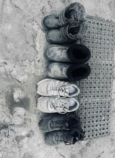 Набор детской и подростковой обуви (4 пары): 1) Зимние сапоги/дутики