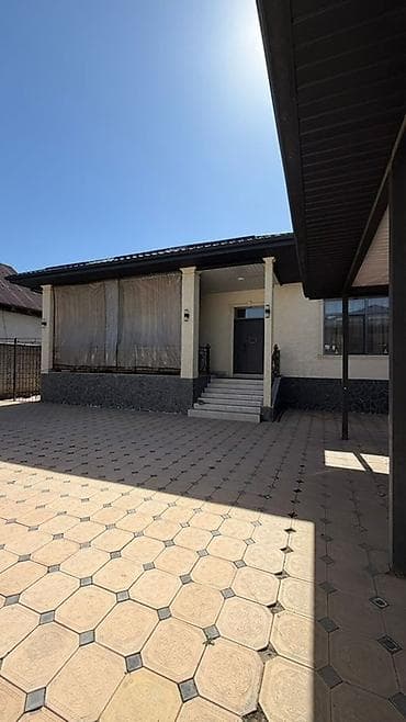 большой сад: Одноэтажный дом с благоустроенным двором и летней зоной барбекю — 1