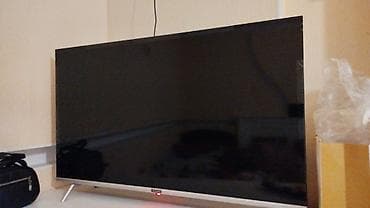 LED-телевизор с диагональю около 40–43". Тонкие рамки, черная